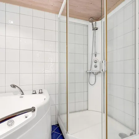 Between Mountain And Forest * Lampeland