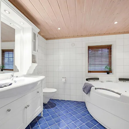 Between Mountain And Forest * Lampeland