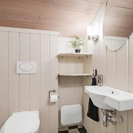 Between Mountain And Forest * Lampeland